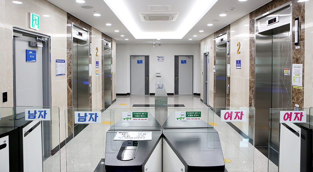 기숙사 출입문